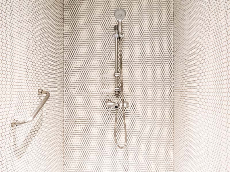 Cara Membersihkan Lumut di Dinding Kamar Mandi